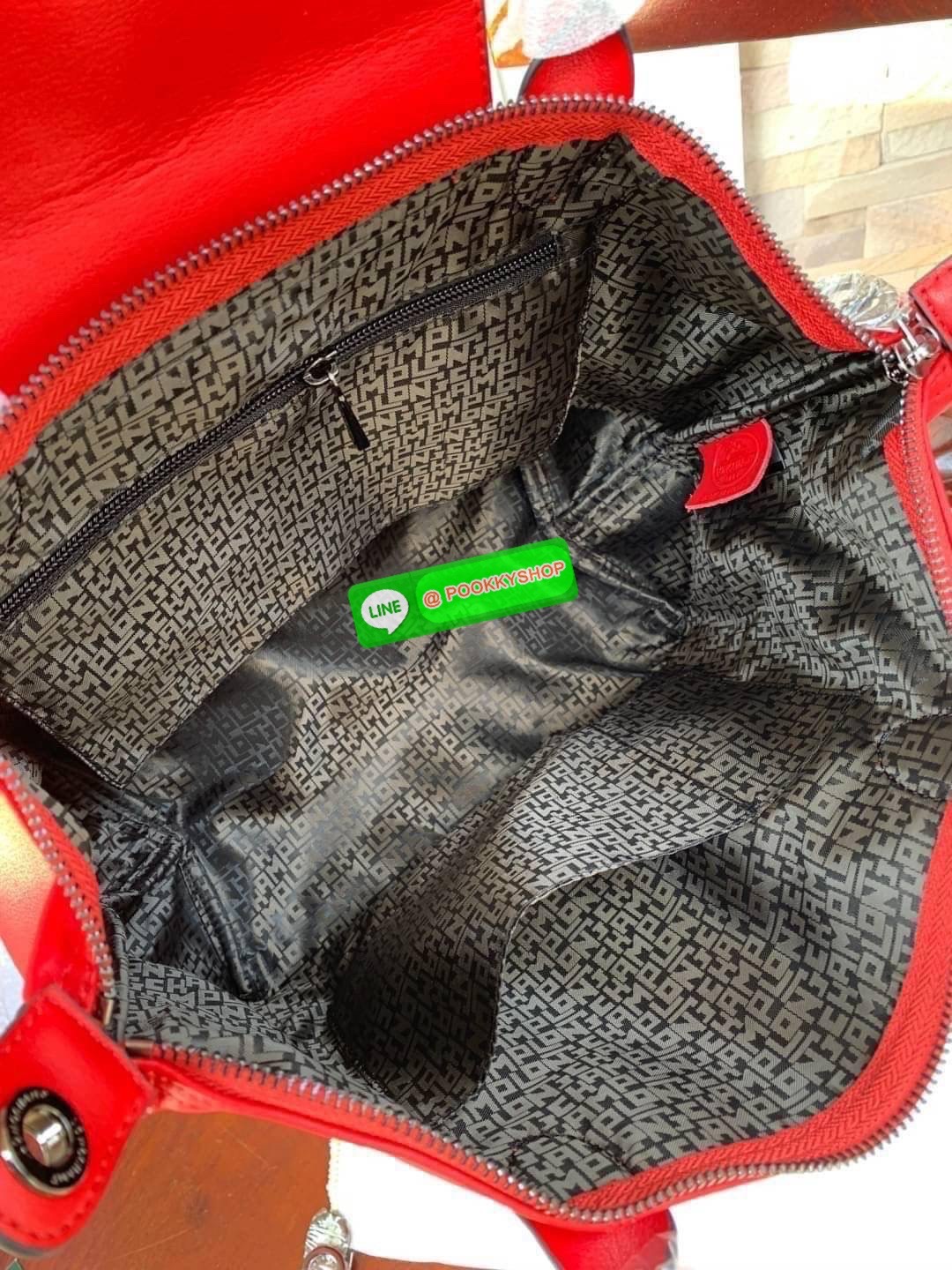 Longchamp LE PLIAGE CUIR TOP HANDLE BAG S เรียกว่าเป็นกระเป๋าอีกหนึ่งรุ่นที่ไม่ว่ายังไงก็ฮอตฮิตและติดเทรนด์ตลอดไม่เคยเปลี่ยนกับ ทรง Le Pliage Cuir หนึ่งในตระกูลกระเป๋าสุดไอคอนิกจากแบรนด์ เมื่อรุ่น Le Pliage Cuir ในรูปแบบของหนังแกะ Metis ได้ถือกำเนิดขึ้นใน