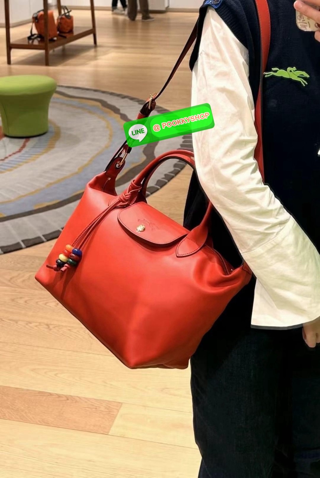 LONGCHAMP Le Pliage Xtra L Leather Handbag 🔖กระเป๋าสะพายคอสบอดี้ รุ่นใหม่โด่ดเด่นลูกเล่นของลูกปัดห้อยสีสันสดใส ทำให้กระเป๋าดูมีลูกเล่นมากขึ้น 🔖วัสดุ : หนังวัวทั้งใบนิ่มน่าสัมผัส 🔖เปิด-ปิดแบบกระดุมแป็ก มีซิปปิดปากกระเป๋าอีกชั้น ป้อง