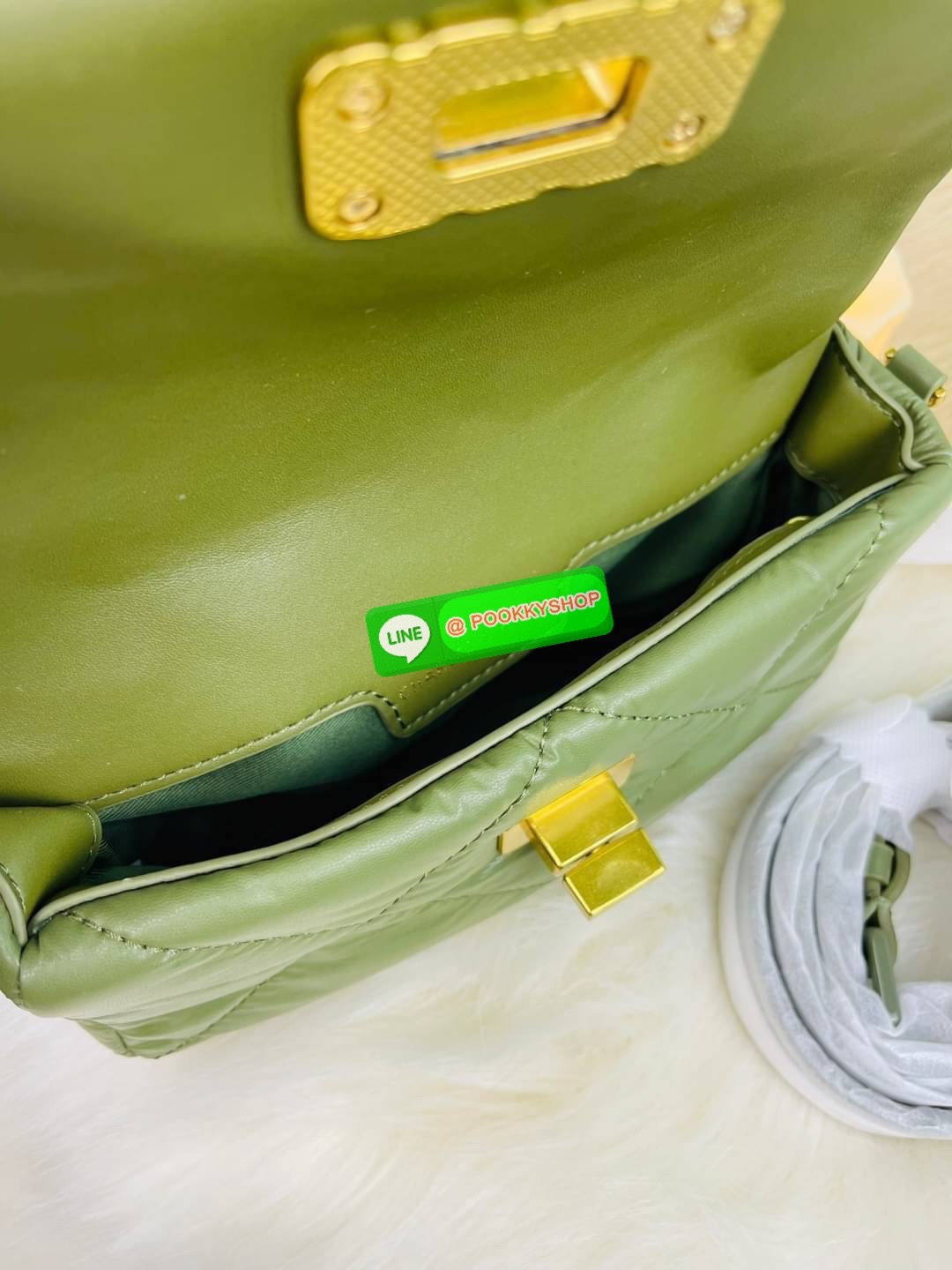 Charles & Keith Puffy Metallic Turn-Lock Crossbody Bag กระเป๋าใบมินิสีสันสดใส สะพายได้หลายแบบ เพิ่มความสดใสให้กับลุคของคุณด้วยกระเป๋าสะพายข้างทรงคลาสสิก มีสายคล้องแขนถอดสายได้ เปิดปิดแบบตัวหมุนล็อก ใส่ iPhone pro max ได้พร้อมกระเป๋าเงินใบเล็ก กุญแจรถ เป็น