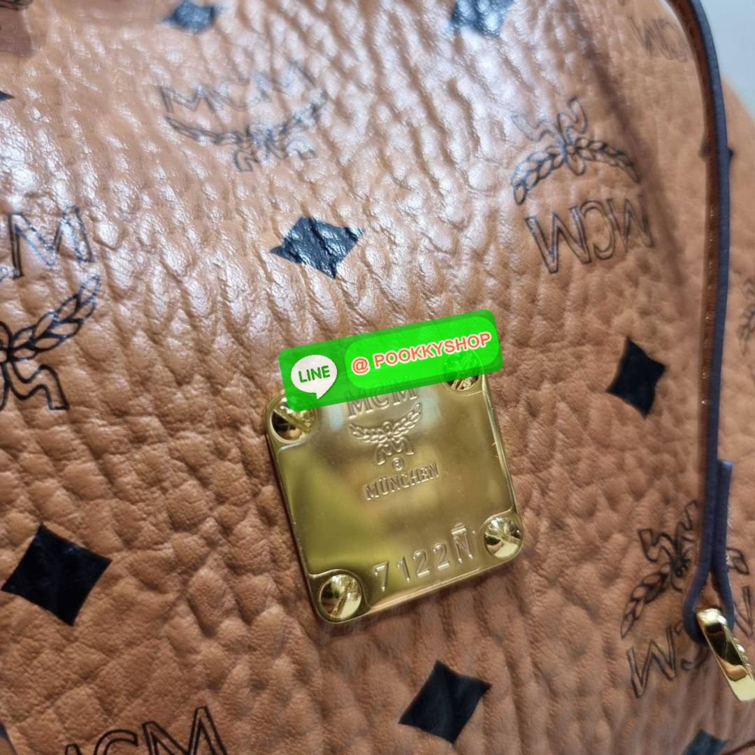 MCM MEDIUM ESSENTIAL DRAWSTRING BAG IN VISETOS กระเป๋าสะพายทรง bucket ไซส์ medium ใบใหญ่กำลังดี รูดเปิด-ปิดด้วยหนัง และยังมีกระดุมแม่เหล็กติดกันของหล่น พิเศษที่มีสายสะพายให้ 2 แบบ สายคล้องไหล่หรือถือได้ และสายสปอร์ตสะพายข้าง วัสดุหนังแคนวาสคุณภาพดี ภายในโ