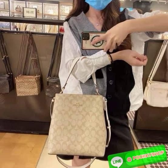 COACH TOWN BUCKET BAG IN SIGNATURE CANVAS (COACH 91512) 🔖 กระเป๋าสะพาย/ถือบัคเกต รุ่นคลาสสิคตลอดกาลไม่เอ้าท์ 🔖วัสดุ: แคนวาส ตัดหนังแท้ 🔖เปิด-ปิด กระเป๋าด้วยกระดุมแม่เหล็ก ภายในช่องโล่ง มีช่องซิปแบ่งตรงกลาง แยกเก็บของได้อย่างเป็นสัด