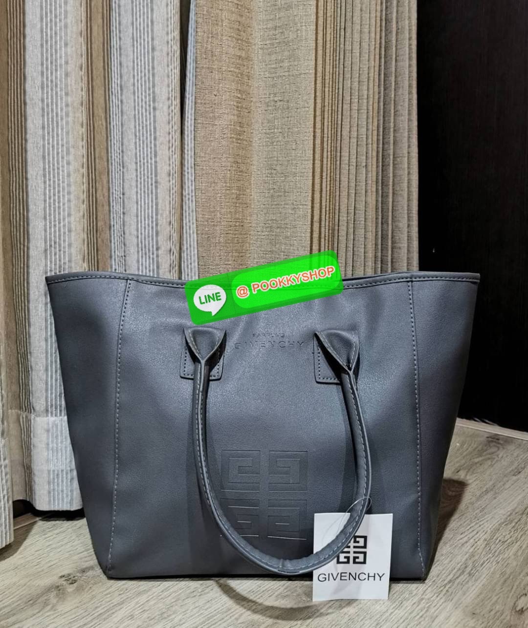 Best Seller! Givenchy Black Soft Leather Shoulder Handbags (Limited edition) กระเป๋าถือหรือสะพายพรีเมี่ยมของเเท้จาก "Givenchy Perfume Counter" วัสดุหนังนิ่มเรียบสีดำด้านหน้าปั้มโลโก้แบรนด์ GV ภายใน Polyester 100% สีดำสกรีนโลโก้สวยดูดี เปิดปิดด้ว