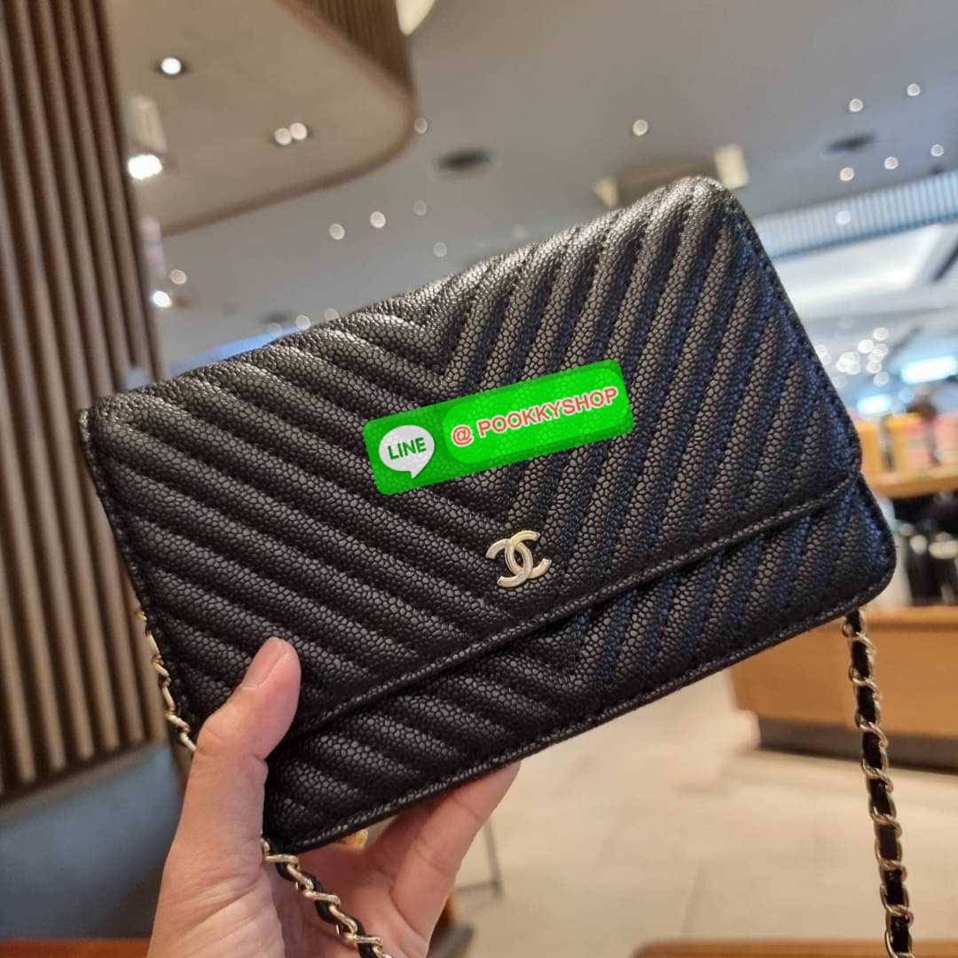 RESTOCK!! ลายวียอดฮิต Premium for gift จากแบรนด์ Chanel กระเป๋าสะพายข้างหนังลายคาร์เวีย มาพร้อมโซ่สะพายในตัว (ถอดออกไม่ได้) อะไหล่ทองเรียบหรู ดูผู้ดี้ ผู้ดี!! เปิด-ปิดกระเป๋าด้วยกระดุมแม่เหล็ก ภายในกระเป๋าเป็นช่องโล่ง มีช่องแยก 1 ช่อง ช่องซิปกลางอีกช่อง ส