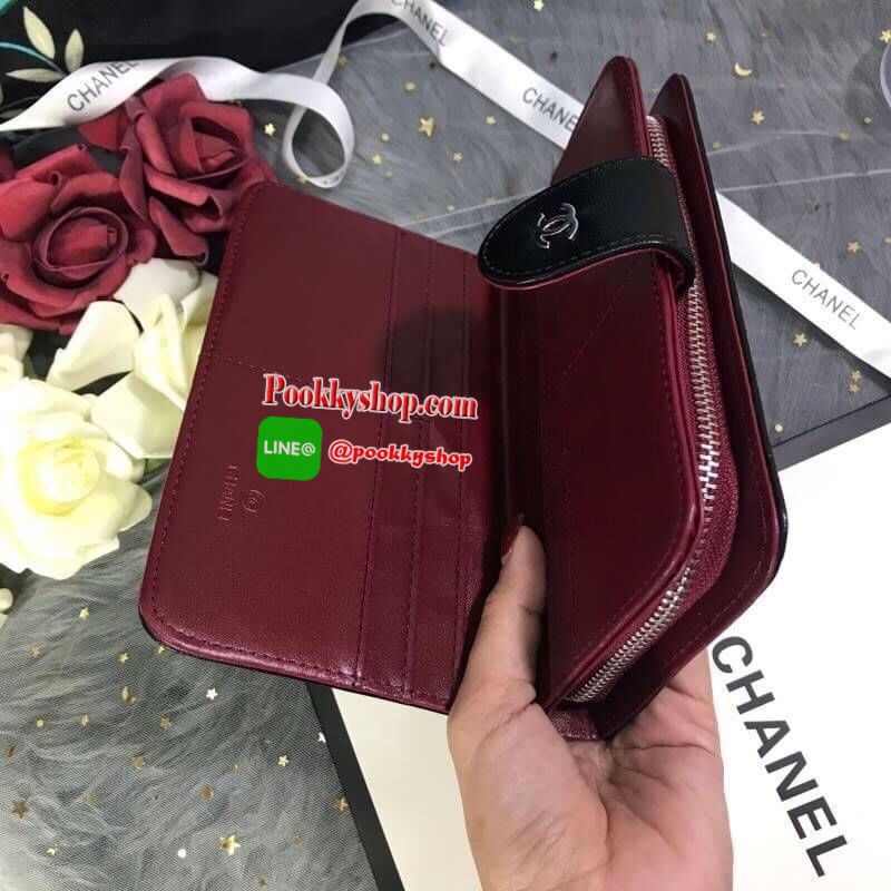 NEW IN!! กระเป๋าสตางค์ใบยาวรุ่น 2 in 1 มีทั้งซิปรอบและฝาพับในตัว อะไหล่เงิน สวยรับทรัพย์จากแบรนด์ Chanel premium for gift วัสดุหนังสังเคราะห์เรียบ ปั๊มลายดอกคามิเลียเต็มใบ สัมผัสนิ่มมือ เปิด-ปิดด้วยกระดุมและซิปรูดรอบใบ ใช้งานง่าย ภายในกระเป๋ามีช่องใส่บัตร
