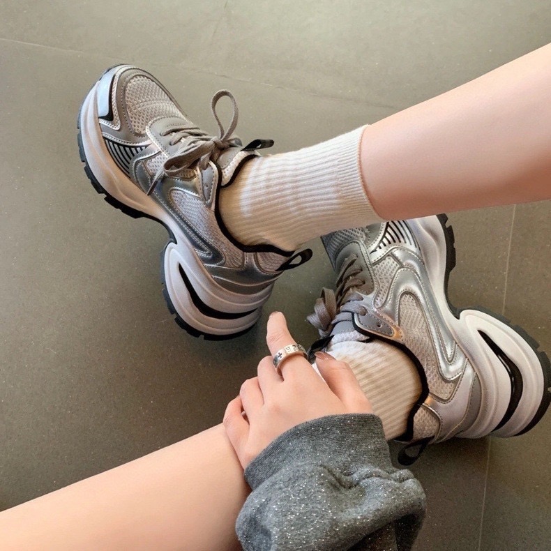 𝙉𝙀𝙒 𝙉𝙀𝙒 ‼️ มาเพิ่มรอบ3ค่ะ รองเท้าผ้าใบรุ่นนี้สวยมาก ทรงที่ฮิตมากตอนนี้ ผ้าใบพื้นหนา สีทูโทนสลับสวมมากใส่นิ่มใส่สบาย สาวๆสายstreet ต้องหลงรัก แมทช์กับชุดง่าย จัดเลยนะคะ