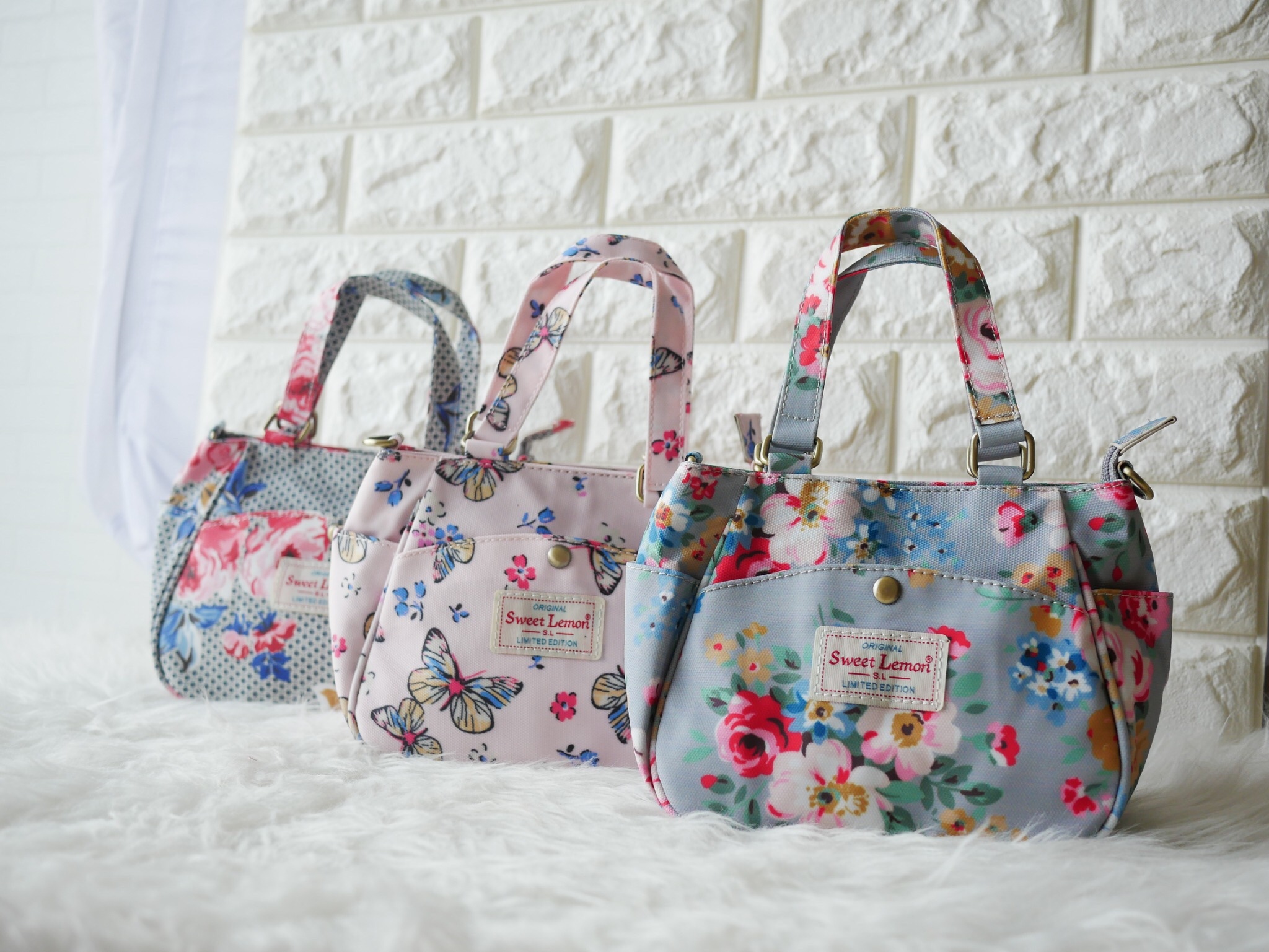 กลับมาทวงบังลังก์ความน่ารัก (cute) น้องเป๋าใบนี้ชื่อว่า (crown)SW 2660-1(crown) ขอมอบมงความคิ้วท์ให้ไปเลย ขนาดกำลังกะทัดรัด 16 x 18 x 9 ซม. (incoming call) ใส่มือถือได้ (wallet) ใส่กระเป๋าตังค์ได้ ใช้ออกงาน (romantic date) ใช้ออกเดท น้องน่ารักน่ารักจริงๆ