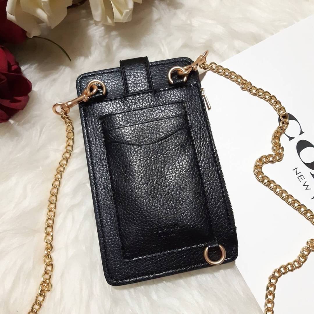 COACH 825 TURNLOCK CHAIN PHONE CROSSBODY IN BLOCKED SIGNATURE CANVAS ฮอตและปังกว่านี้ไม่มีแล้ว!! กระเป๋าเอนกประสงค์ สำหรับใส่โทรศัพท์ ใส่บัตรได้ มีช่องซิปแยกให้ด้วย ขนาดพกพาดีงาม!! 💕 ใส่โทรศัพท์ได้ทุกรุ่นน้า สายสะพายยาวประมาณ 23" (วัดจากไหล่)