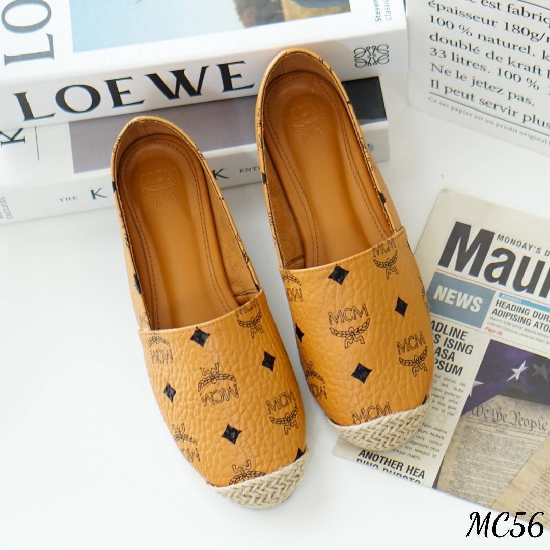 พร้อมส่ง รองเท้าผ้าใบM ซี M ทรงสลิปออน แบบสวม งานหนังPU แท้ นิ่มมาก สกรีนโลโก้ชัด ด้านใน ซับหนังกำมะหยี่ นุ่มมาก ทรงสวย ใส่สบายยย ตัวส้นหนา1นิ้ว งานสวยมาก เก็บหน้าเท้าได้ดี งานปั้มแบรนด์ กล่องเรียบ