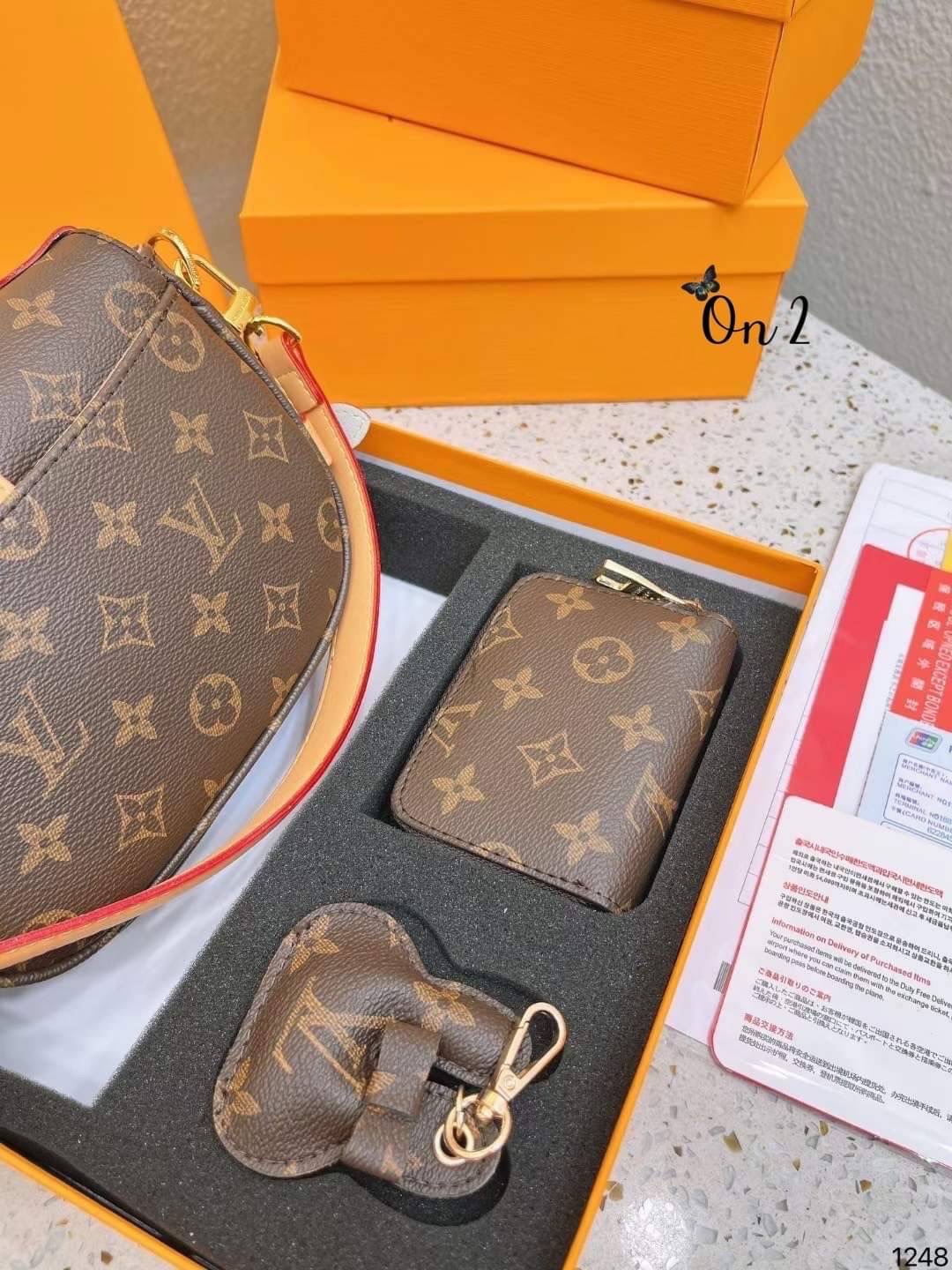 Louis Vuitton กระเป๋าLV set 3ชิ้นคุ้มมากๆ รุ่น Saumur BBกำลังได้รับความนิยมและตามหาได้แรงบันดาลใจจากกระเป๋าถือรุ่น มาพร้อมสาย2 เส้นสำหรับสะพายไหล่สั้นและสายที่ปรับระดับและถอดออกได้เช่นกันสวยเรียบหรูตามแบบฉบับสาวกLV ต้องห้ามพลาดรุ่นนี้นะคะ