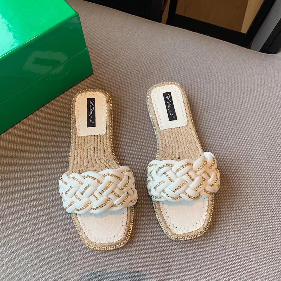 งานใหม่ พร้อมส่ง งานสวยๆพร้อมเสิร์ฟจ้า ตัวนี้ห้ามพลาด รองเท้างานอะไหล่ทอง มาใหม่ งานหนังนิ่มมากคะ ทรงสวย แมตช์กับกางเกง👖หรือกระโปรง👗ก็ได้ค่ะ ใส่สบาย แม่ค้าคอนเฟริม เหมาะกับซัมเมอร์ช่วงมากเลยค่า สาวๆห้ามพลาดนะคะ อย่าช้ารีบเลย