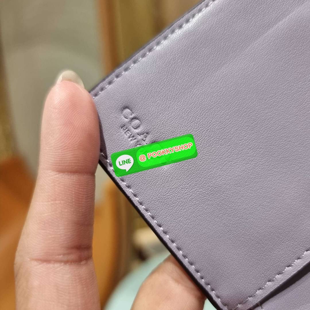 COACH C5896 MEDIUM CORNER ZIP WALLET IN SIGNATURE LEATHER คอลเลคชั่นใหม่งานหรู งานดูแพง จัดให้เลย!! กระเป๋าสตางค์ใบกลาง ดีไซน์ใหม่ สุดหรู แค่เห็นก็ต้องเลิฟ ถือใช้ขับผิวทุกสี วัสดุหนังแท้ปั๊มลายนูนสวยคม ภายในมีช่องใส่บัตร ใส่ธนบัตรได้ครบ และมีช่องซิปแยก ใบ