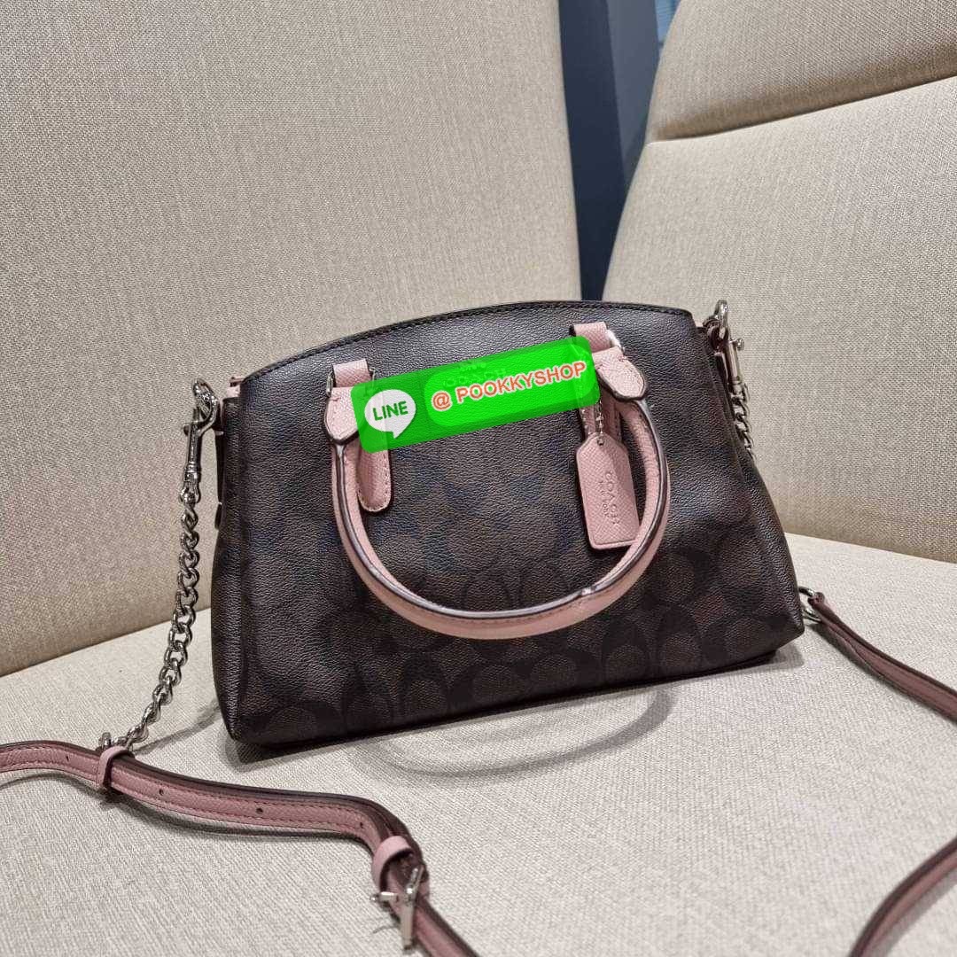 COACH F29434 MINI SAGE CARRYALL IN SIGNATURE CANVAS รุ่นยอดฮิต!! ที่สุดของกระเป๋าสะพายขายดี ต้องทรงถังมินิรุ่นนี้ วัสดุหนังแคนวาสเคลือบลาย สวย คลาสสิค มาพร้อมสายสะพายข้างและหูหิ้วในตัว ถอดออกถือคล้องแขนเก๋ๆ หรูๆยังได้ ภายในเป็นช่องโล่ง แบ่งสัดส่วนอย่างดี