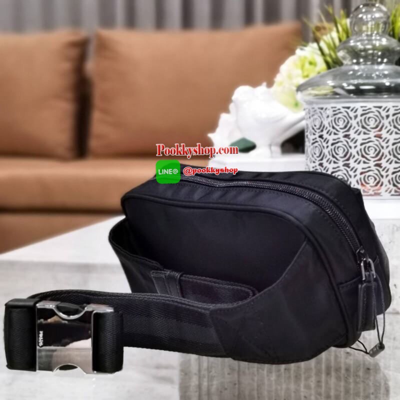 NEW! PRADA NYLON MINI WAIST BAG GIFT WITH PURCHASE (GWP) Limited edition กระเป๋าพรีเมี่ยมกิ๊ฟจากเคาน์เตอร์แบรนด์ต่างประเทศ วัสดุ Nylon เนื้อหนา ด้านหน้ามีโลโก้แบรนด์และช่องซิป เปิดปิดด้วยซิปสะดวกใช้ ภายใน Polyester 100% มีโลโก้ สายคาดเอวหรือคาดอกสามารถเลื
