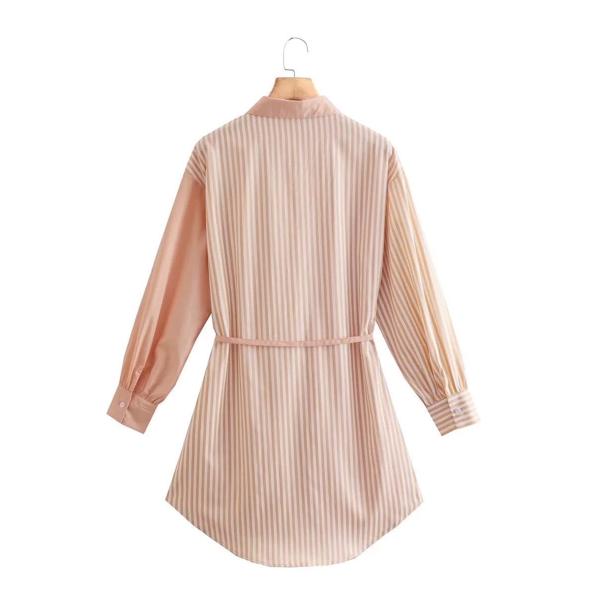 ::: apricot striped shirtdress ::: เดรสทรงเชิ๊ตตัวยาวคอปก แต่งกระดุมหน้า พร้อมเชือกผูกเอว ลายผ้ามีลูกเล่นลายริ้วสลับกับผ้าพื้นเรียบ สีส้มอ่อนๆออกพีชๆ น่ารักๆ