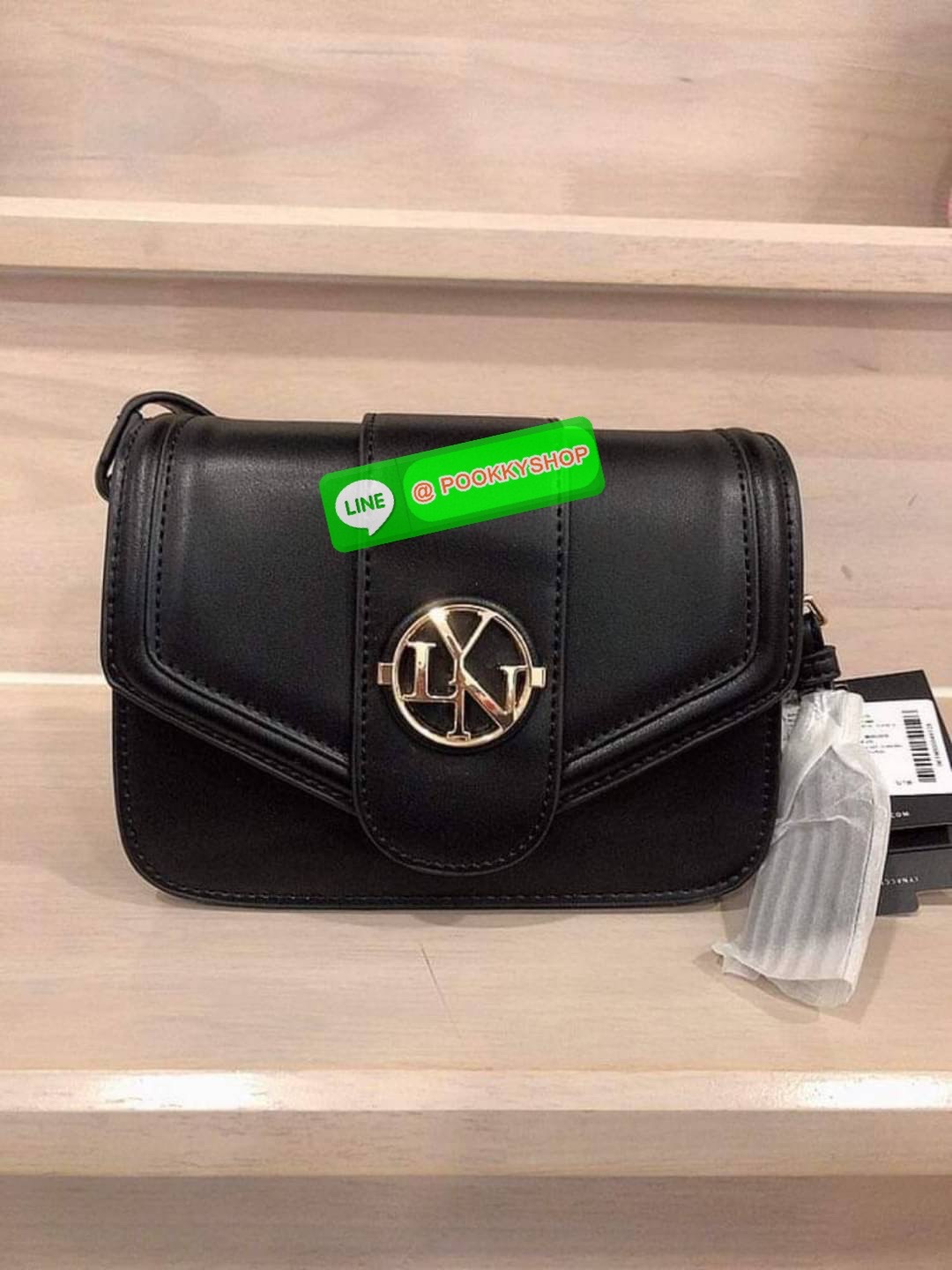 LYN กระเป๋าทรงน่ารักปุ๊กปิ๊ก สายสะพายหนัง เปิดปิดด้วยกระดุมแม่เหล็ก ฐานกว้างใส่ของได้เยอะ