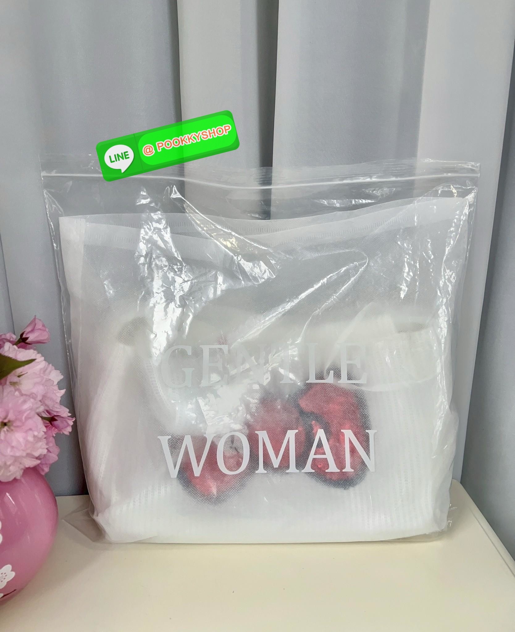 **สินค้าเข้าใหม่** New New New LIMITED EDITION GENTLEWOMAN X HELLO KITTY KNIT BAG มาพร้อมกระเป๋าใบลูกถักKitty ห้อยน่ารักๆด้วยหนึ่งใบ 🔖สินค้าพร้อมส่ง! น้องน่ารักไม่ไหวสำหรับรุ่นนี้ วัสดุผ้าKnitทั้งใบ สวยงามมากๆ ด้านหน้าเป็นกริตเตอร์สีแดงสวยโดดเด่นเ