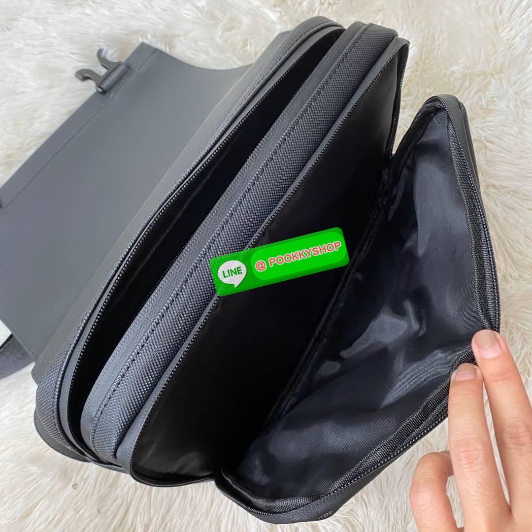 Small Pouch วัสดุ PVC คุณภาพดีตามแบบฉบับแบรนด์ น้ำหนักเบา กันน้ำ ด้านหน้ามีโลโก้เหล็ก ฝาเปิดปิดด้วยคลิปล๊อค 2 ด้าน ช่องหลัก ด้านในมีช่องซิปพร้อมหัวซิปแบรนด์ ใส่กระเป๋าสตางค์ใบยาว ipad มือถือ ของจุกจิกได้เยอะ ด้านหน้ามีช่องใส่ของ 1 ช่องปิดด้วยซิป พร้อมสายส