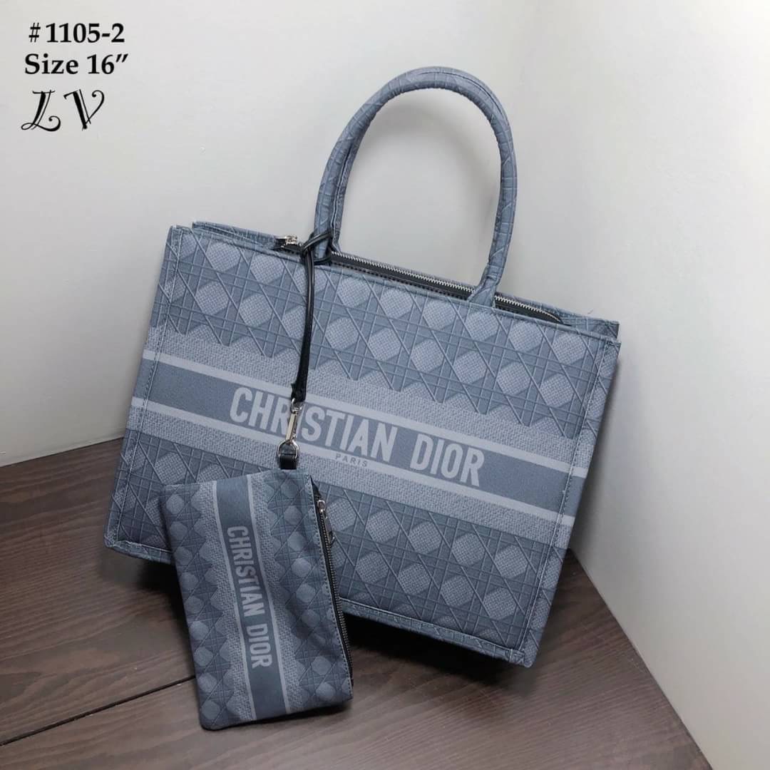 กระเป๋าชอปปิ้ง แบรนด์ CHRISTIAN DIOR วัสดุตัวกระเป๋าทำจากผ้าแคนวาส ปั๊มทุกจุดตามภาพ งานพรีเมี่ยม มาพร้อมถุงผ้าdior