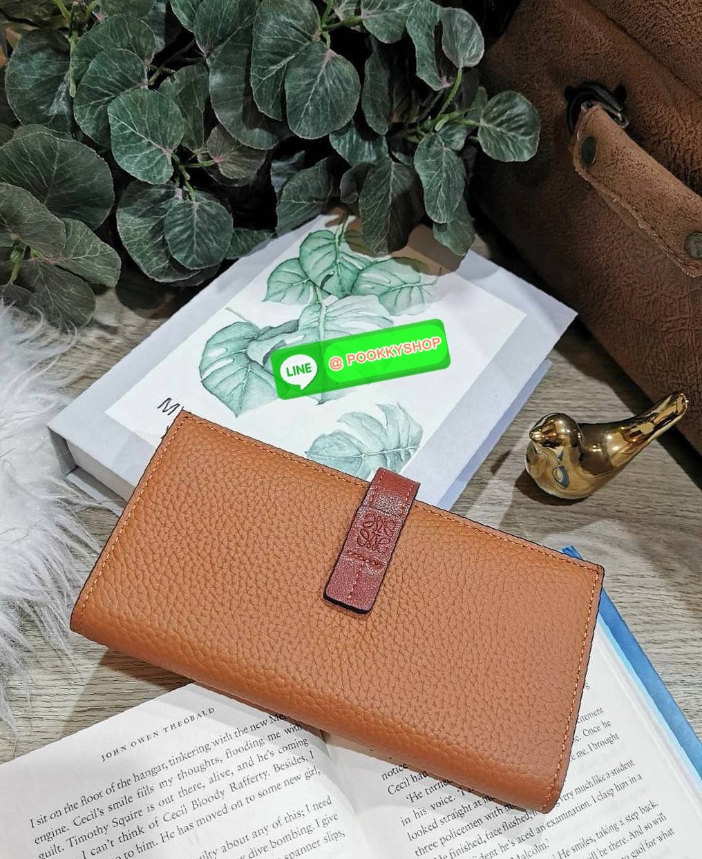 ✴️Don't Miss!✴️NEW! LOEWE LONG WALLET BAG VIP GIFT WITH PURCHASE-GWP กระเป๋าพรีเมี่ยมกิ๊ฟ Limited จาก LOEWE DUTYFREE COUNTER วัสดุหนังแท้เทคเจอร์สวยอยู่ทรงปั้มโลโก้แบรนด์ด้านหน้าเปิดปิดด้วยกระดุม ภายในมีช่องใส่ธนบัตรหลายช่อง ช่องหลักสาม