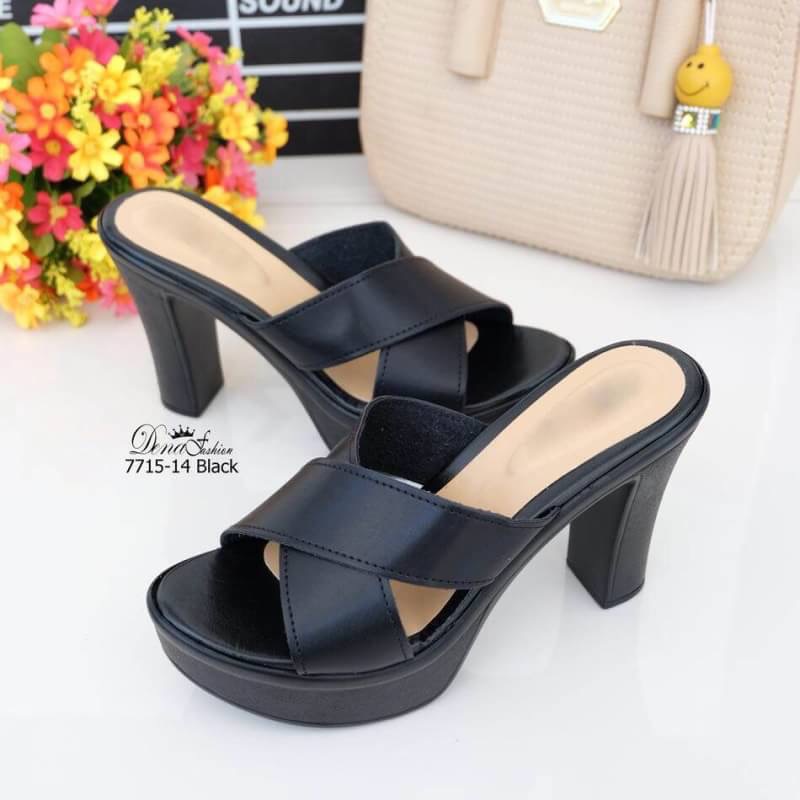 7715-14 ส้นสูงหน้าไขว้ ได้ลุคสวยมั่นไม่มีเอ้าส์ กับส้นสูงหน้าไขว้ สวมใส่สบายเท้ามากๆค่ะ เสริมหน้าทำให้เดินง่ายไม่เมื่อยเท้า แมทง่ายด้วยนะค่ะ แนะนำเรยจร้า