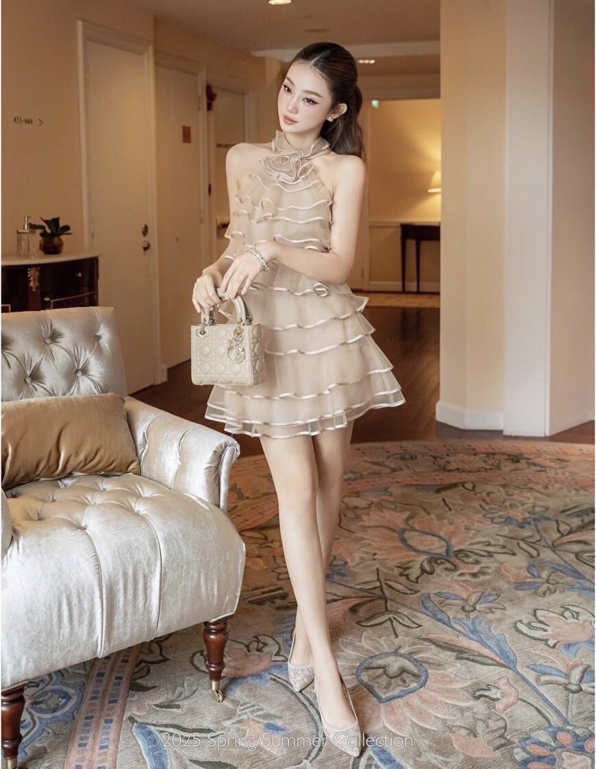 เดรสแฟชั่น ชุดเดรสเนื้อผ้าชีฟองเนื้อนุ่มไหลเบา ดีไซน์โค้งรับสรีระ พร้อมแต่งระบายหลายชั้นอย่างลงตัว