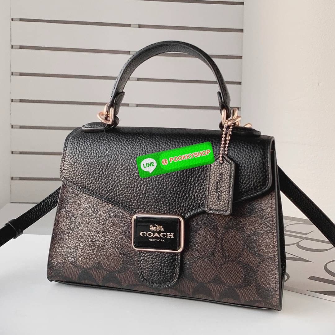 “Classic elegance with a modern twist.” Coach Pepper Satchel – กระเป๋าทรง Satchel ที่ผสานความคลาสสิกและความทันสมัยได้อย่างลงตัว วัสดุคุณภาพเยี่ยม ผสมผสานระหว่างหนังและผ้าแคนวาสลายซิกเนเจอร์ของ Coach เหมาะสำหรับวันทำงานหรือวันพักผ่อน เพิ่มความหรูหราให้กับท