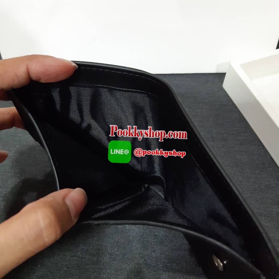 COACH 91058 SNAP CARD CASE WITH CRAYON HEARTS PRINT กระเป๋าสตางค์เก็บบัตร ลายปริ้นท์หัวใจเพ้นท์ ♥️ น่ารักน่าใช้ วัสดุหนังแคนวาสเคลือบ เปิด-ปิดด้วยกระดุม ภายในมีช่องใส่บัตร และใส่ธนบัตรได้ พร้อมช่องซิปแยกใส่เหรียญได้อีก พกพาง่าย สะดวก ไม่กินพื้นที่ก