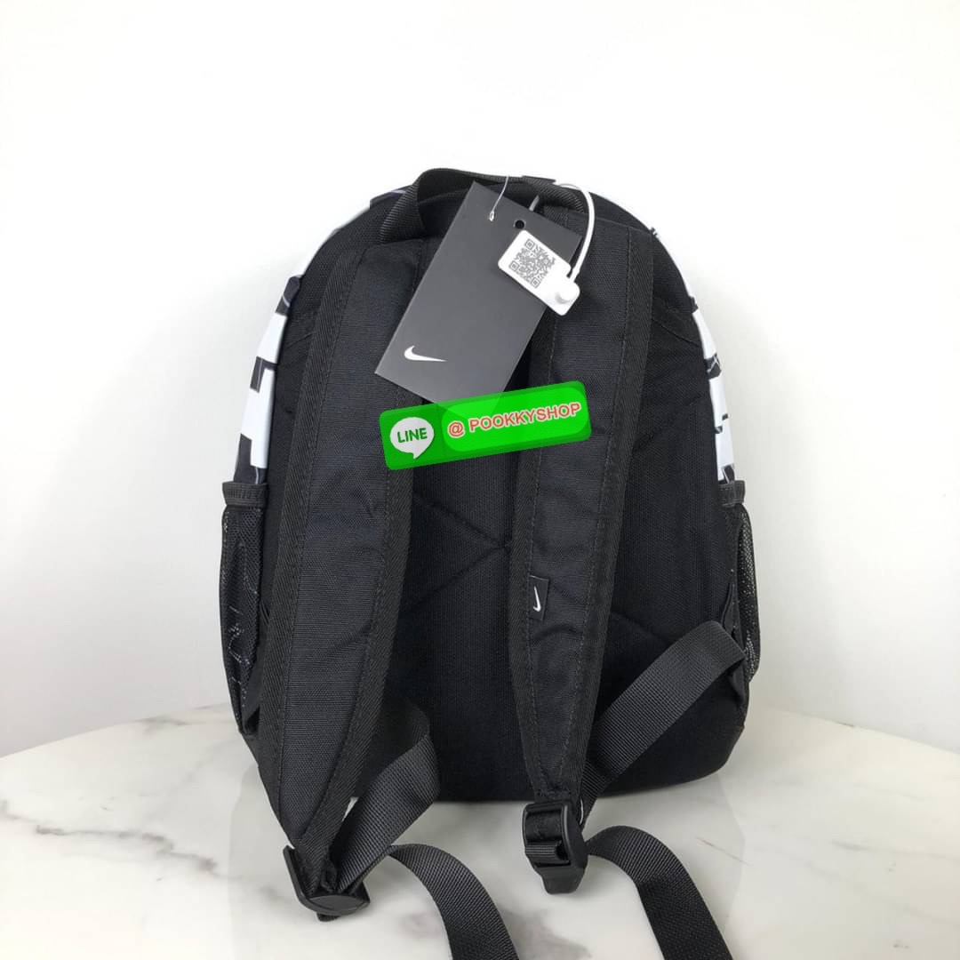 กระเป๋าเป้ NIKE ด้านหน้ามีช่องซิป 1 ช่อง ด้านบนเป็นซิปคู่ ด้านในโล่ง ด้านข้างมีช่องใส่ขวดน้ำได้ทั้ง 2 ข้างค่ะ หูหิ้วด้านบนสูง 4 cm สายสะพาย สามารถปรับได้ Free Size