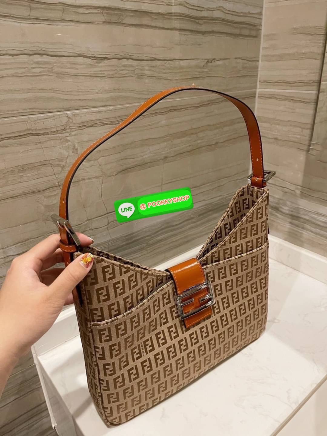 Fendi Women's Brown Zucca Canvas Shoulder Bag กระเป๋าสะพายข้างใหม่ล่าสุดดีไซน์ลวดลายรอบใบ มี texture โดดเด่นน่าใช้ ดูหรูและคลาสสิคในตัว วัสดุผ้าแคนวาสทนทาน ภายในเป็นช่องโล่ง ใส่โทรศัพท์กระเป๋าสตางค์ใบยาวได้สบายๆ ครบเซ็ทพร้อมเสิร์ฟความสวยให้ถึงบ้านจ้า