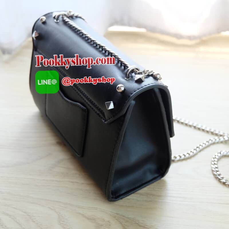 Charles & Keith Stud-Detail Clutch กระเป๋าสะพาย สะพายได้ทั้งแบบสายคู่และสายเดี่ยวเลยค่ะ ด้านหน้าตกแต่งด้วยหมุดโลหะ เปิด - ปิดกระเป๋าด้วยตัวเปิดล็อค ภายในโล่งมีช่องซิป 1 ช่อง ช่องใส่ของ 1 ช่อง ด้านหลังมีช่องใส่บัตรอีก 1 ช่อง