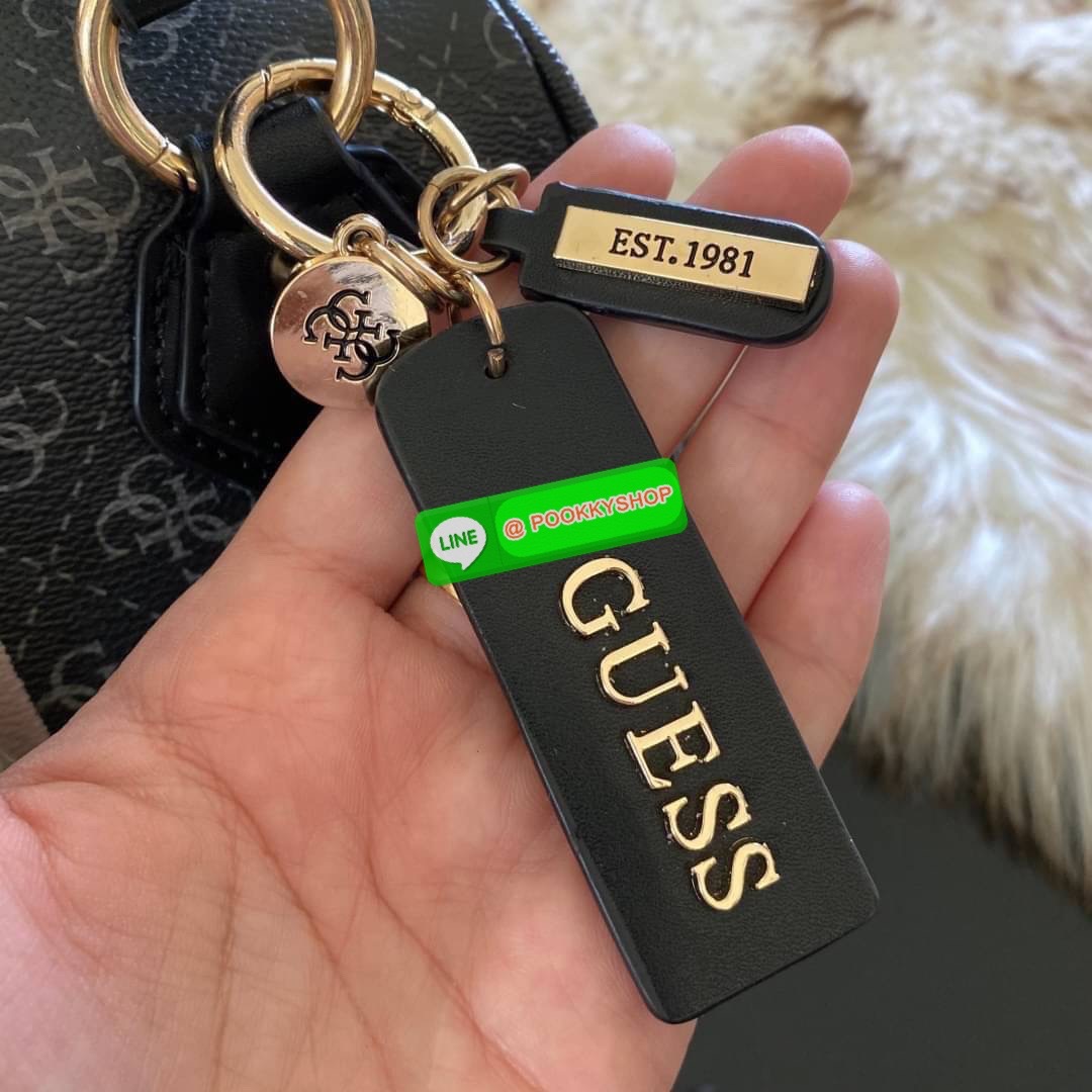 GUESS JENSEN BOX SATCHEL กระเป๋าทรงหมอน ประดับพวงกุญแจโลโก้แบรนด์ด้านหน้ากระเป๋า มีหมุดรองฐานตั้งอยู่ทรง มาพร้อมกับสายสะพายยาวปรับระดับได้ ภายในซับในตราแบรนด์อย่างดี รุ่นนี้สวยงามมากค่ะ สินค้าถ่ายจากงานจริง ใครได้ไปรับรองไม่ผิดหวัง❤️