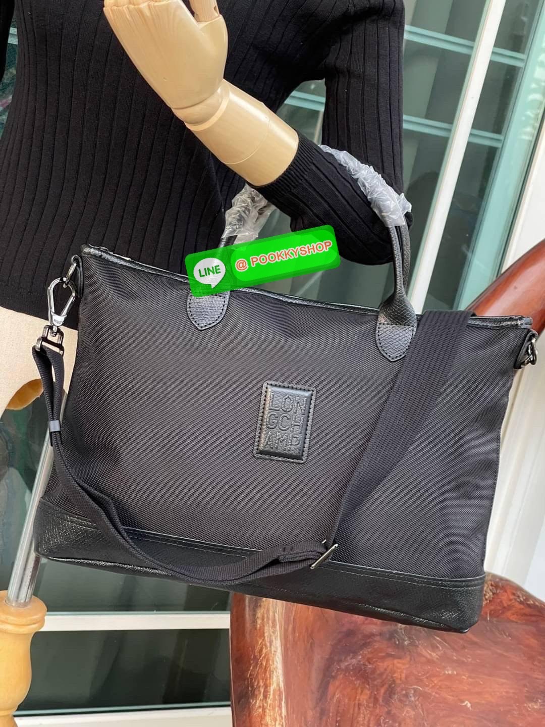 LONGCHAMP BOXFORD TRAVEL BAG M กระเป๋าเดินทางขนาดกลาง มาพร้อมสายสะพายที่สามารถถอดได้ ให้คุณเลือกสะพายไหล่หรือถือได้ มีซิปรูดเปิดปิดกระเป๋าที่ให้คุณมั่นใจได้ว่าคุณจัดเก็บไอเท็มของคุณได้อย่างมิดชิด บ็อคฟอร์ด (BOXFORD) สะท้อนความเป็นเอกลักษณ์ของแบรนด์ที่เปี่