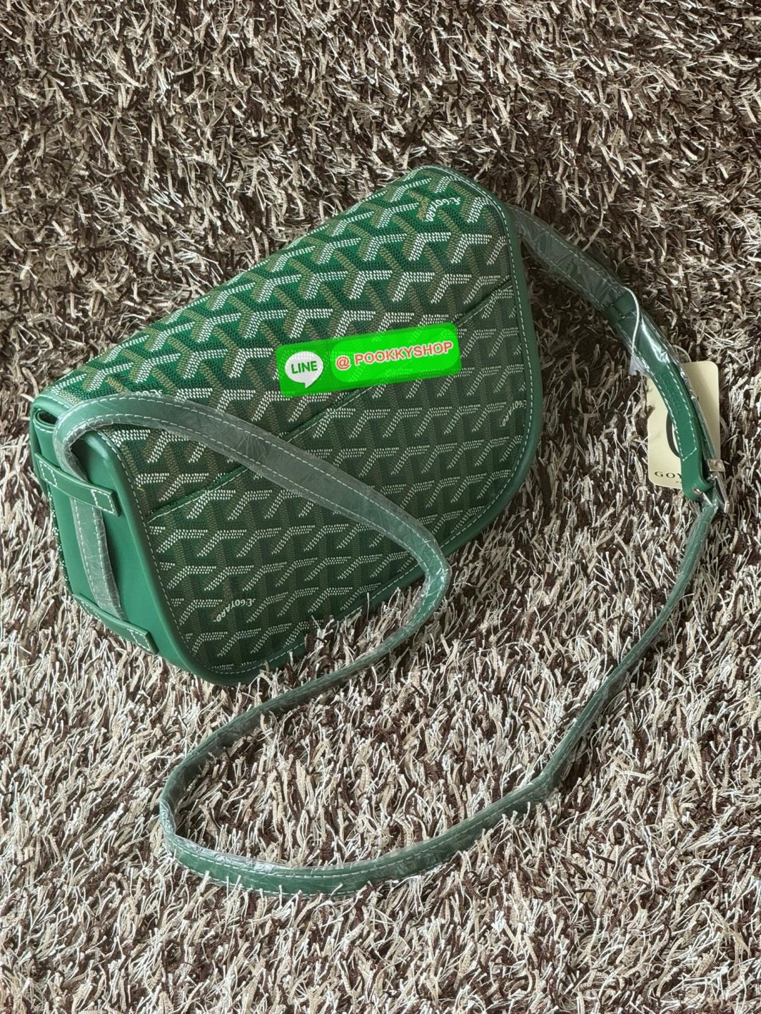 Goyard Belvedere Messenger ถูกออกแบบให้มีน้ำหนักเบาเพื่อความคล่องตัวสามารถใส่สิ่งของ ได้อย่างสบายและถือได้ว่าเหมาะอย่างยิ่ง สำหรับการใส่หลากหลายโอกาสด้วยสายสะพายแบบสะพายข้าง และฝาปิดกระเป๋าทั้งสองฝั่งที่แน่นหนา และยังมีการเพิ่มลูกเล่นด้วย ช่องใส่ของทางด้า