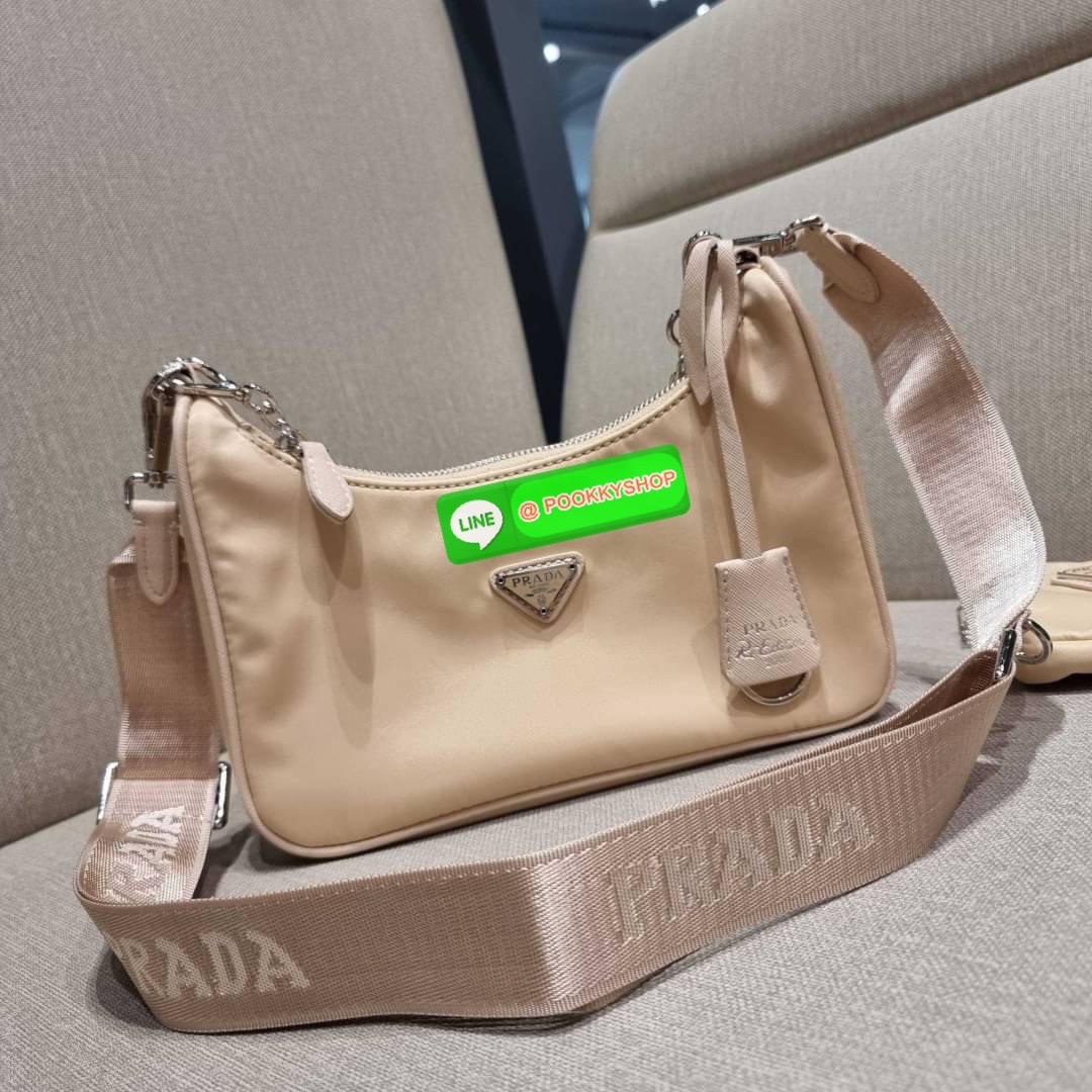 PRADA RE-EDITION 2005 RE-NYLON SHOULDER BAG ไอเท็มสุดปัง ที่ฮิตตลอดกาลไม่ว่าจะปีไหนๆ จัดให้ครบทั้งสีขายดีและสีใหม่ล่าสุด ที่สายคุณหนูห้ามพลาด!! กับกระเป๋าสะพายทรงคลาสสิค เหมาะเป็น everyday bag มากๆ วัสดุผ้าไนล่อนคุณภาพ พร้อมใบลูก ไว้ใส่เหรียญ ใส่กุญแจได้ส