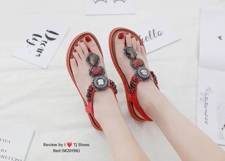 พร้อมส่งรุ่นนี้เกร๋มากบอกเลย รองเท้ารัดส้นนำเข้า ใส่นิ่มสบายมาก พื้นรองเท้าเกาะพื้น ช่วยกันลื่นได้ดี จับแมทกับชุดง่าย ใส่แล้วดูเกร๋ดูน่ารักมากๆ แถมใส่ได้ตลอด ไม่มีเอ้าท์ ของจริงงานดี สวยตรงปกแน่นอน เพราะทางร้านถ่ายรูปจากสินค้าจริง สวยเป๊ะมาก ควรมีไว้เป็นค