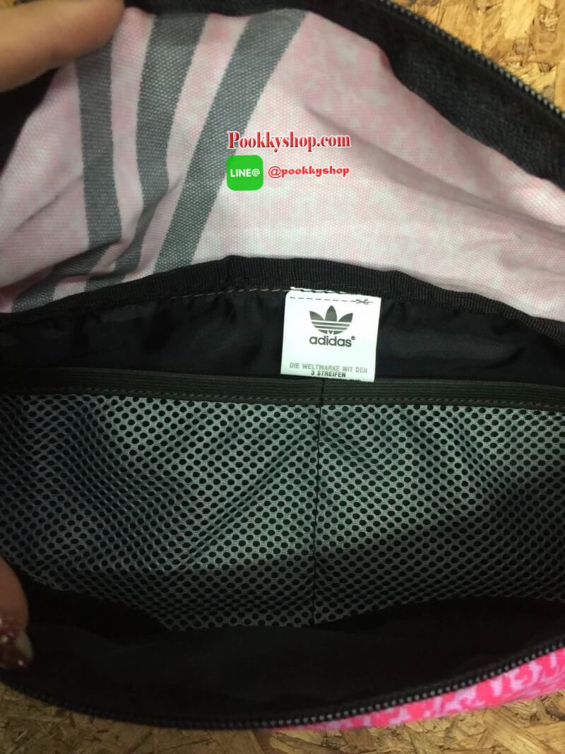 พร้อมส่ง ..... Adidas Originals National Waist Pack Factory กระเป๋าคาดอกและเอว เป็นอีกรุ่นที่ได้รับความนิยมเป็นอย่างมาก ด้วยแบบและดีไซน์ขนาดที่พอเหมาะ ใช้ได้ทุกเพศทุกสไตล์ กระเป๋าทำจากผ้าไนลอนลื่น น้ำหนักเบา ขนาดกำลังดี ดีจุของได้เยอะคะ เปิด-ปิดด้วยซิป ด้