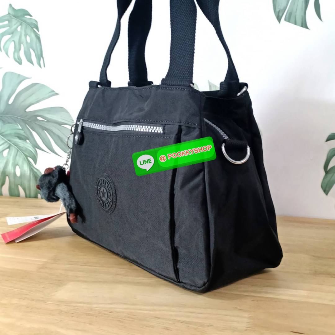 KIPLING ELISE HANDBAG กระเป๋าถือและสะพายไหล่ วัสดุ Nylon +Polyester ขนาดกำลังพอดี จุของได้มาก มีหูจับสองสาย ถือสะดวก น้ำหนักเบา มีช่องซิป ด้านหน้า ช่อง กระเป๋าหลักเปิด-ปิดด้วยซิป มี3 ช่องว่างใส่ของได้จุมากๆ ใส่มือถือได้ กระเป๋าสตางค์ใบยาว และ เครื่องสำอาง