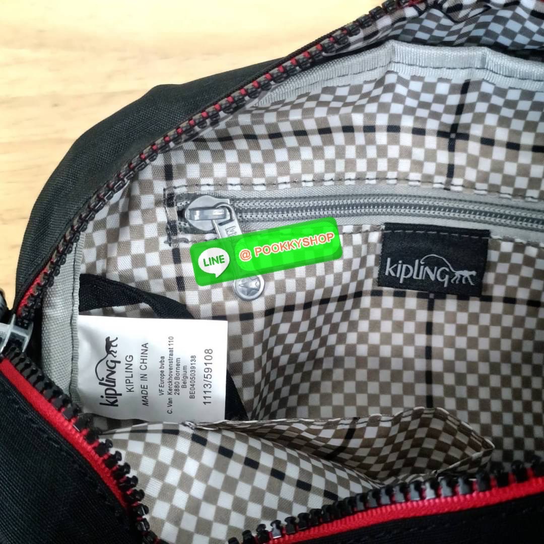 Kipling Dome K1006 Handbag กระเป๋าถือหรือสะพาย วัสดุ Polyester 100% รุ่นใหม่ มีให้เลือกทั้งแบบเรียบ และ ลายน่ารัก มีช่องแยกด้านหน้า 2 ช่อง ช่องหลักโล่งกว้าง พร้อมช่อง pocket แยก 2 ช่อง ใช้งานได้ครบครัน สามารถสตางค์ใบยาวได้ ขนาดกำลังดี จะใช้ทำงาน ไปเรียน ห