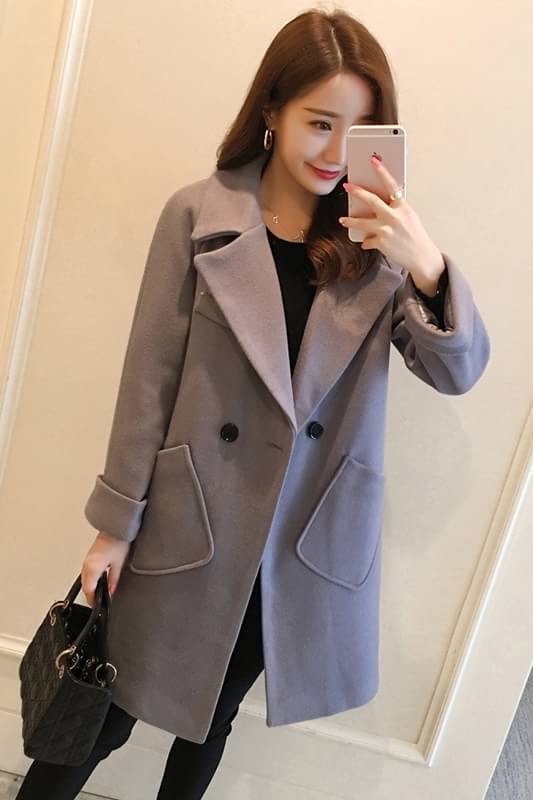 เสื้อโค้ทแฟชั่นนำเข้า : เสื้อโค้ทแฟชั่น Overcoat พร้อมส่ง สีเทา ตัวยาว คอปก สุดเท่ห์ Overcoat แนวดาราซีรี่เกาหลีใส่กันเลยนะคะ กระดุมหน้าเก๋ คัตติ้งสวย เนื้อผ้าดีมากค่ะ คุ้มค่าเกินราคาแน่นอนค่ะ ดูไฮโซ ใส่ไปต่างประเทศได้ สบายเลยค่ะ มีกระเป๋าสองข้าง มีซับใน