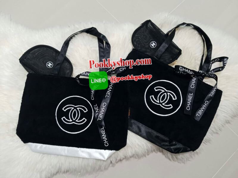 NEW ARRIVAL!! SETคู่ที่คุณต้องถูกใจ CHANEL SHOPPING RIBBIN BAG พร้อมกระเป๋า COSMETIC ขนนิ้มนิ่ม จากงานพรีเมี่ยมกิ้ฟ ของแถมจากน้ำหอม จากแบรนด์ CHANEL เนื้อกระเป๋าทำจากขนเทียม ผิวสัมผัสฟูนิ่ม ตกแต่งด้วยผ้าไนลอนด้านท้ายวางได้กันน้ำ!! ปักโลโก้แบรนด์ ด้านในเปิ