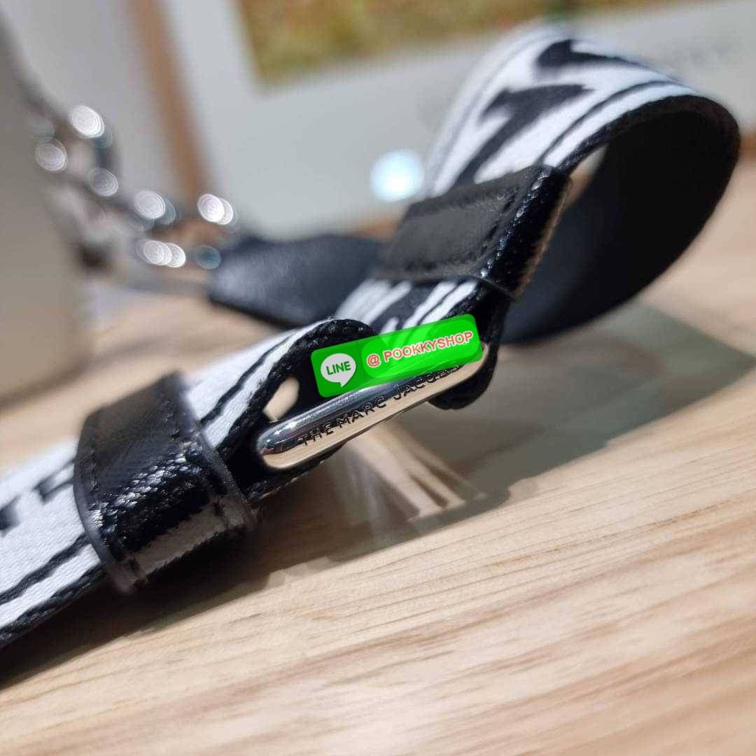 PEANUTS × MARC JACOBS THE SNAPSHOT CROSSBODY BAG คอลเลคชั่นแสนคิวท์ ที่ยกขบวนเหล่าซุปตาร์การ์ตูนมาให้แบบจัดเต็ม กับไอเท็มยอดฮิตที่โดดเด่นเป็นเอกลักษณ์ กระเป๋าสะพายข้างสุดปัง ดีไซน์ลายพรินท์ตัวการ์ตูนสุดฮอต เรียกได้ว่าไม่ซ้ำใคร!! วัสดุหนังวัว สวยอยู่ทรง เป