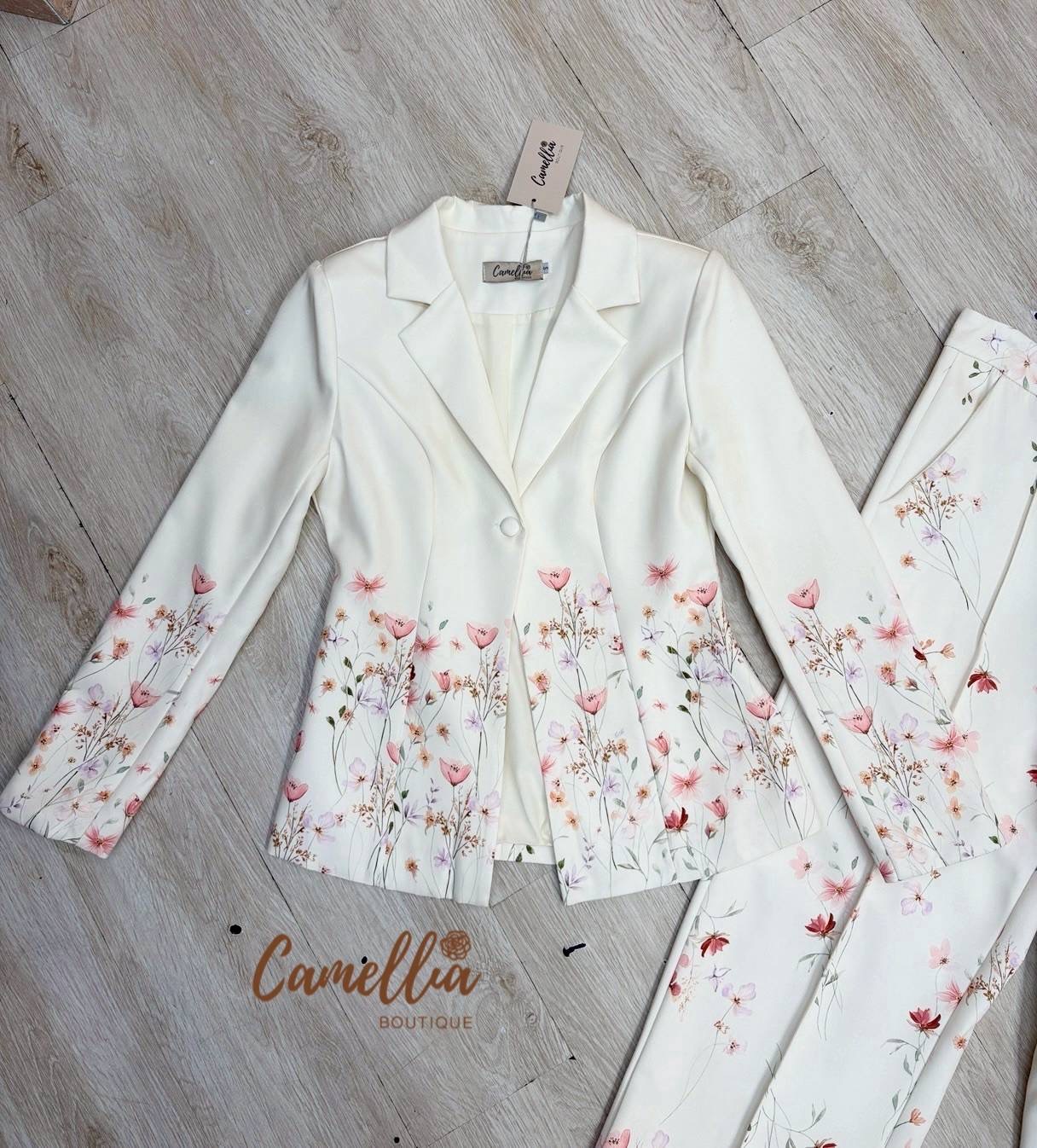 ชุดSet CEo ชุดสูทลายดอกไม้ตามแบบฉบับ เสื้อคอวี มาคู่กับกางเกงทรงขากระบอก สวยลงตัวมากคะ