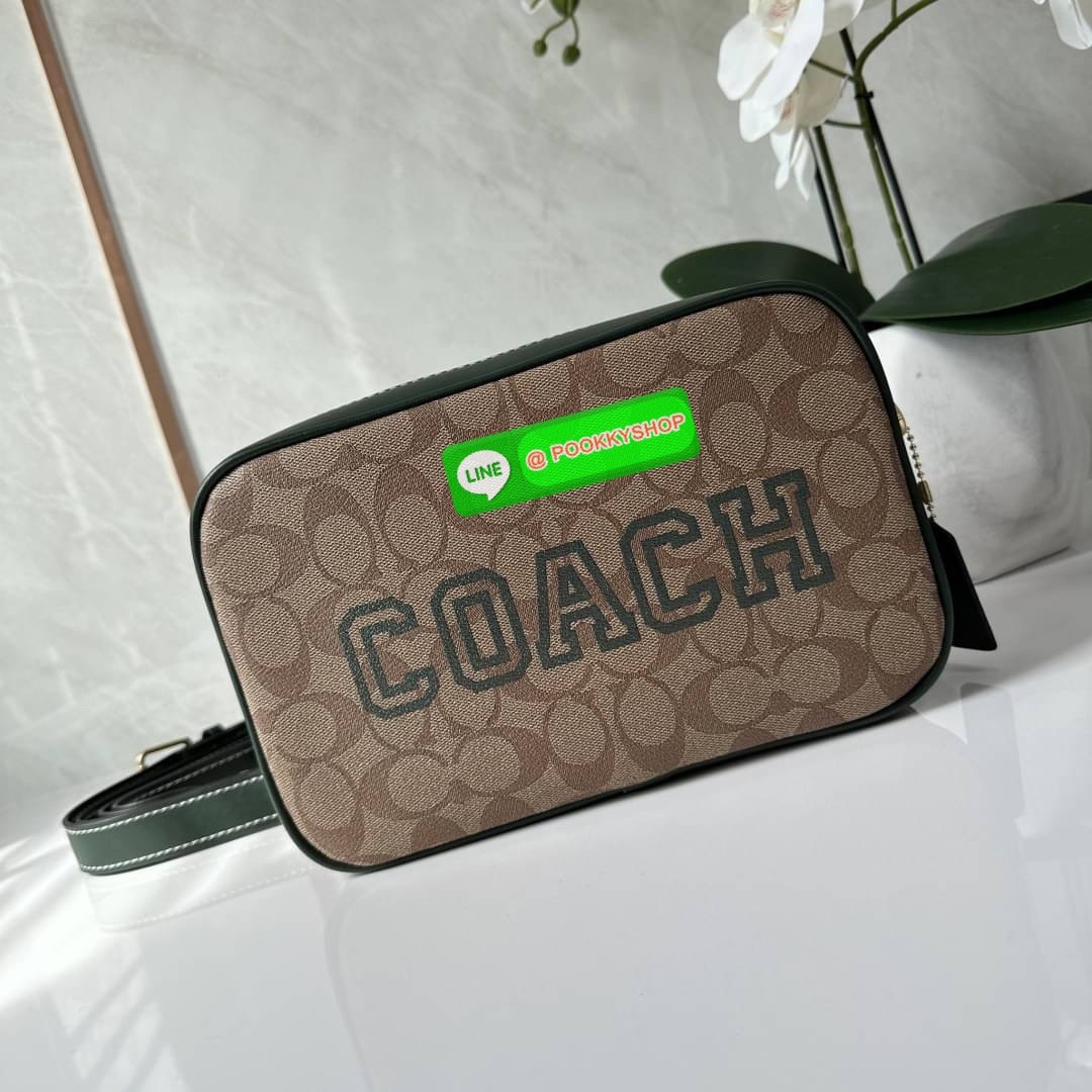 Coach Jamie Camera Bag In Signature Canvas With Varsity Motif (coach ce599) กระเป๋าสะพายข้าง ดีไซน์ยอดฮิตตลอด ไม่ตกเทรน วัสดุหนังแคนวาสตัดหนังแท้ เปิดปิดด้วยซิป ภายในช่องโล่งกว้างมีช่องแยกอเนกประสงค์สามารถใส่โทรศัพท์มือถือได้ทุกรุ่น สามารถใส่กระเป๋าสตางค์