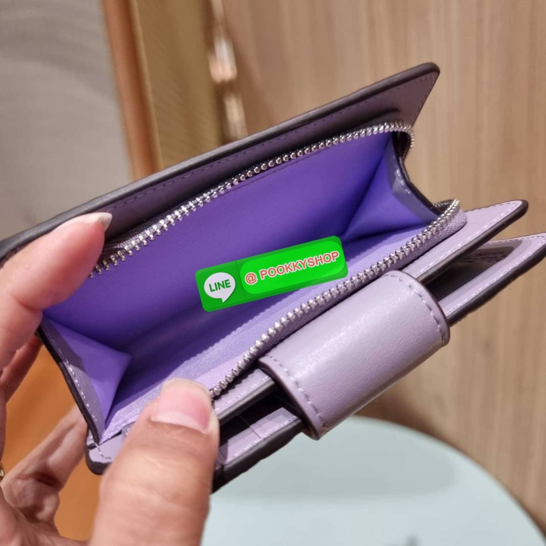 COACH C5896 MEDIUM CORNER ZIP WALLET IN SIGNATURE LEATHER คอลเลคชั่นใหม่งานหรู งานดูแพง จัดให้เลย!! กระเป๋าสตางค์ใบกลาง ดีไซน์ใหม่ สุดหรู แค่เห็นก็ต้องเลิฟ ถือใช้ขับผิวทุกสี วัสดุหนังแท้ปั๊มลายนูนสวยคม ภายในมีช่องใส่บัตร ใส่ธนบัตรได้ครบ และมีช่องซิปแยก ใบ