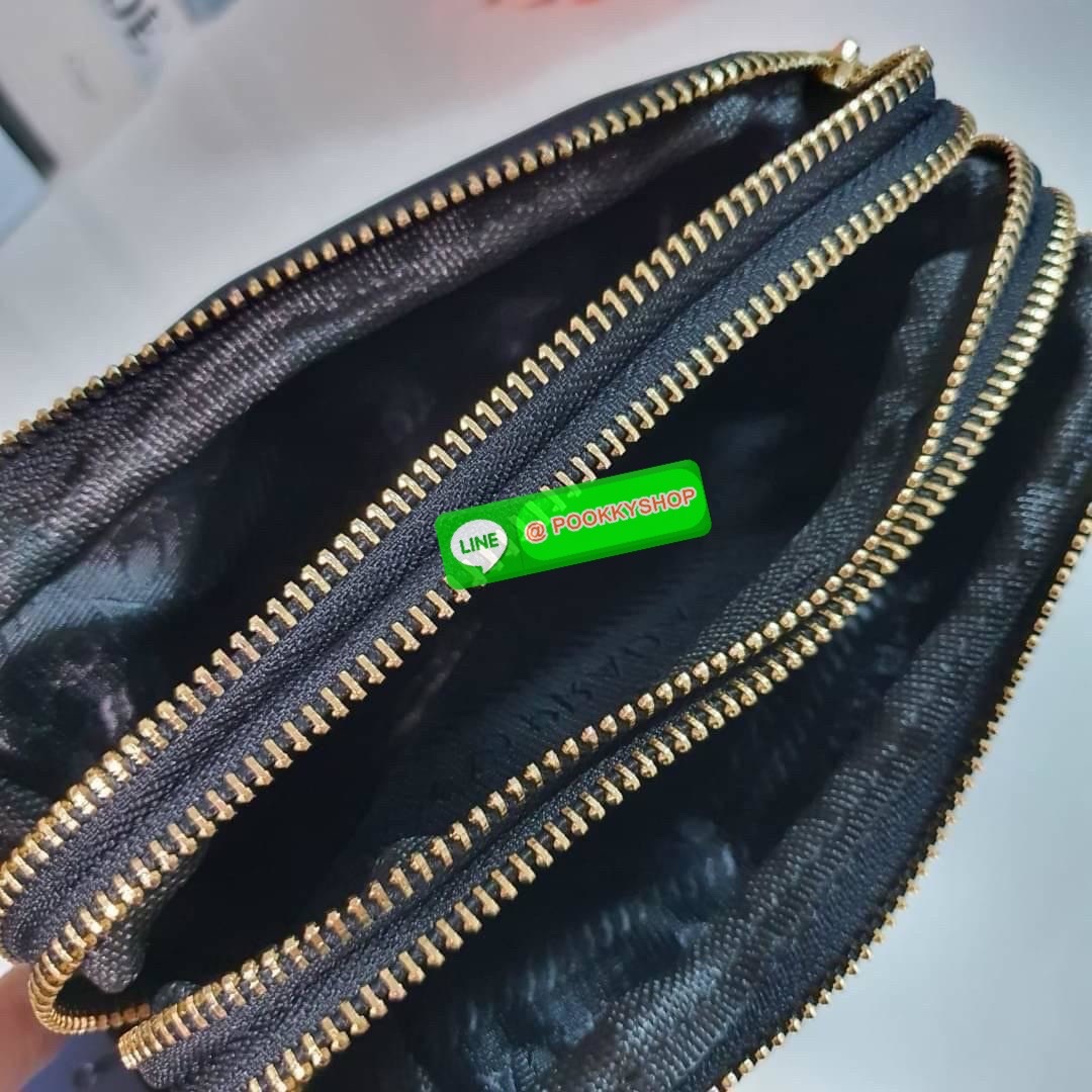 รุ่นยอดฮิตตลอดกาล กับรุ่นขายดี ที่รอคอย PRADA 3 ZIP CROSSBODY BAG เป็นกระเป๋าใบเล็ก มีด้วยกันถึง3ช่องใส่ของ ซึ่งเหมาะกับผู้หญิงอย่างเรามาก สามารถแยกของที่จะใส่ได้เลย ตัวกระเป๋าอะไหล่สีทอง ขนาดกะทัดรัด สามารถใส่ I phone+ ได้ค้า สายยาวปรับได้ฟรี ที่สุดแห่งค