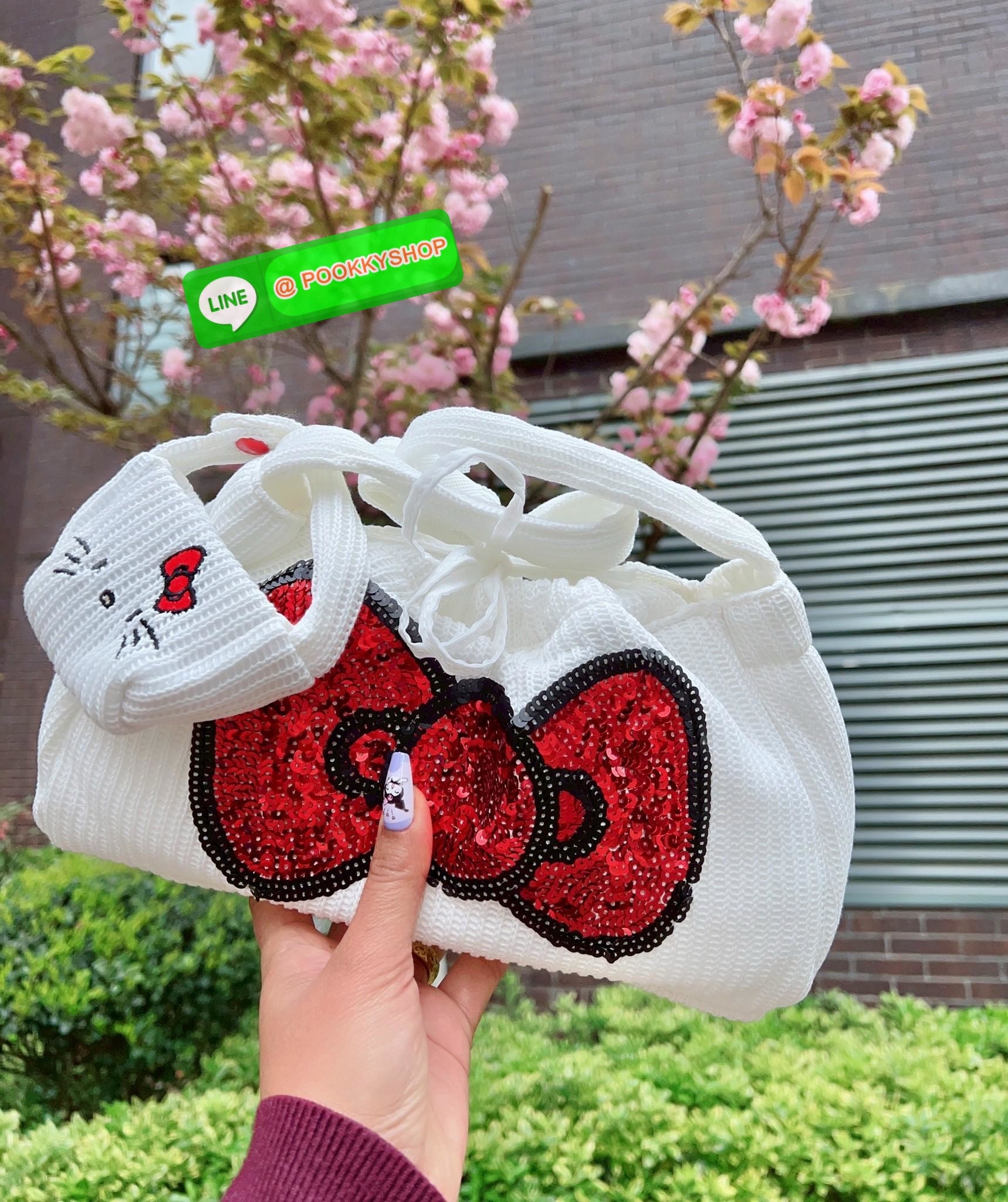 **สินค้าเข้าใหม่** New New New LIMITED EDITION GENTLEWOMAN X HELLO KITTY KNIT BAG มาพร้อมกระเป๋าใบลูกถักKitty ห้อยน่ารักๆด้วยหนึ่งใบ 🔖สินค้าพร้อมส่ง! น้องน่ารักไม่ไหวสำหรับรุ่นนี้ วัสดุผ้าKnitทั้งใบ สวยงามมากๆ ด้านหน้าเป็นกริตเตอร์สีแดงสวยโดดเด่นเ