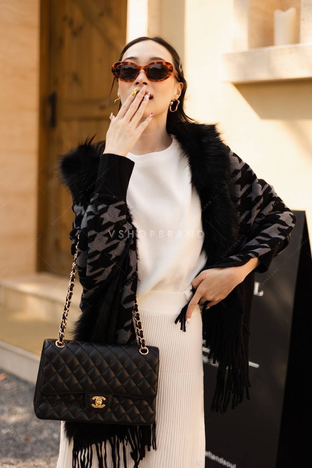 เสื้อคลุมแขนยาวลายชิโน แต่งขนเฟอช่วงคอ ช่วงปลายแต่งพู่ งานสวยแพงให้ลุคมาดามสาวท่านหนึ่ง ผ้าคลุมนิ่มเวอร์ ใส่สบาย รีบจับจองเป็นเจ้าของได้เลยจร้า