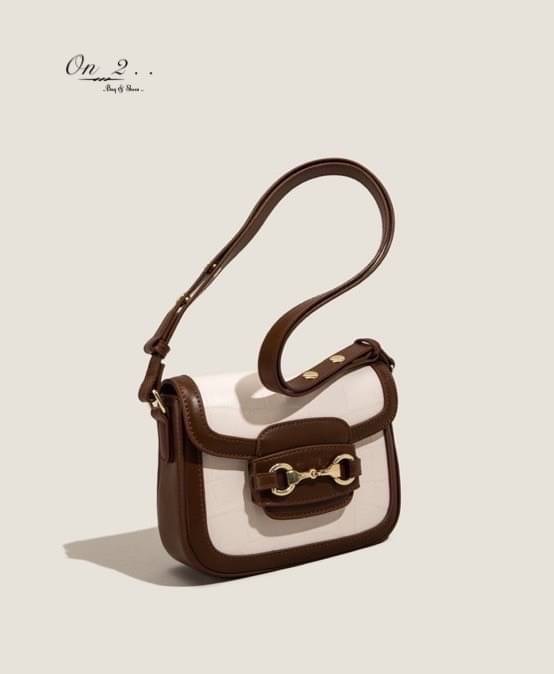 New Arrival 🔥🔥🔥 🇰🇷Korean style bag🇰🇷 กระเป๋าหนังพียูทรงสี่เหลี่ยม ปั้มลายCroco สายสะพายเป็นสายหนัง ปรับความยาวได้