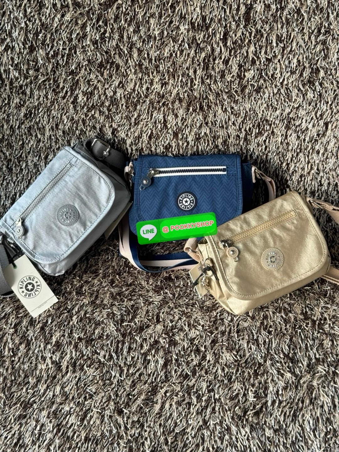 Kipling Sabian Crossbody Mini Bag (AC8280) เป็นอีกหนึ่งกระเป๋าขนาดกะทัดรัด สามารถจัดเก็บของได้เป็นระเบียบ และใส่สิ่งของจำเป็นได้มากกว่าที่คิด โดยมีช่องใส่ของมากมายทั้งด้านหน้า 1 ช่อง ด้านในของกระเป๋า 2 ช่อง อีกทั้งสายสะพายยังสามารถปรับความสั้นยาวได้ตามต้อ