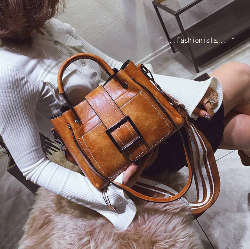 (hot)(hot)(hot) สินค้ามาใหม่ พร้อมส่งค่ะ(hot)(hot)(hot) กระเป๋าสะพายหนังนิ่ม วัสดุ pu เนื้อหนาคุณภาพดีขึ้นทรง แต่งหูหิ้วด้วยอะไหล่โลหะหุ้มปลอกหนัง ดีไซน์เก๋ด้วยอะไหล่เข็มขัดคาดด้านหน้า ช่องด้านในเปิดปิดด้วยซิป ภายในแบ่งเป็นช่องใหญ่ 2 ช่อง / ช่องซิปกลาง 1